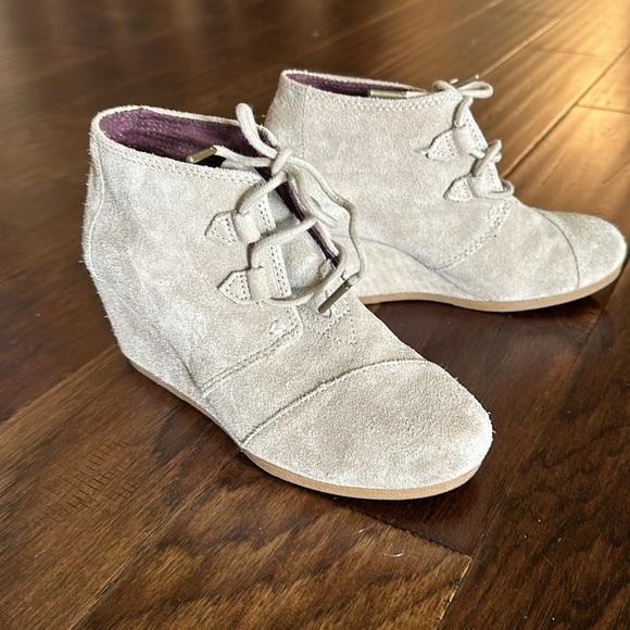 Toms Shoes - Toms Desert grey suede wedge ankle bootie casual style size 7